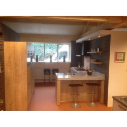 Showroomkeuken met 8 cm dik graniet en koffiezetter