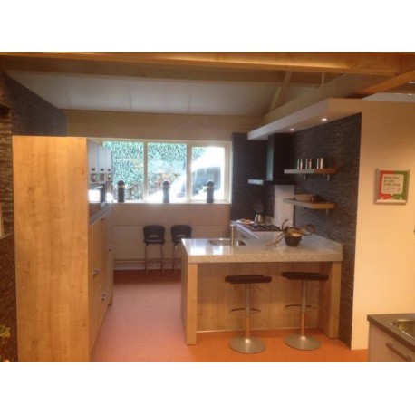 Showroomkeuken met 8 cm dik graniet en koffiezetter